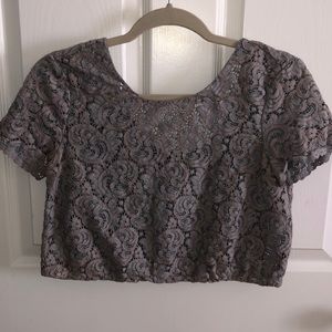 Nice crop top, with pattern and short sleeve